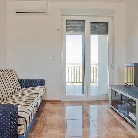 Lovely In With Kitchen Apartment *