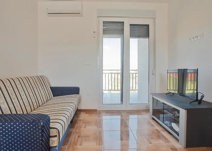 Lovely In With Kitchen Appartement *